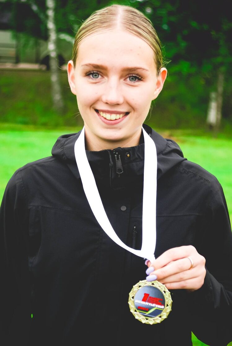 Agnese Volmane ar medaļu